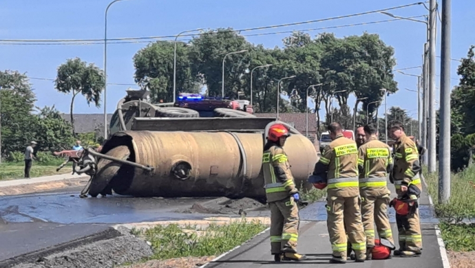 Tylewice. Beczka wywróciła się na bok. Na jezdnię wylała się gnojowica