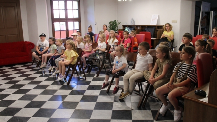 Małe śledztwo w wielkiej sprawie. W Bibliotece wystąpił teatr lalek „Pracownia za Piecem”