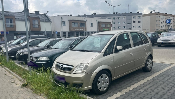 Wschowa. Z publicznego parkingu robią giełdę samochodową