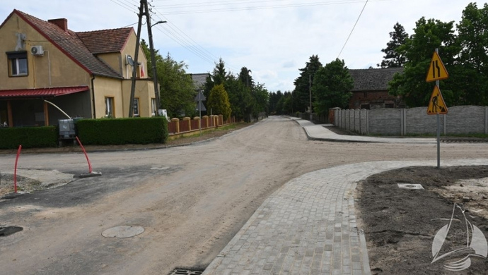 Stare Strącze. Przebudowa drogi na finiszu (FOTO)