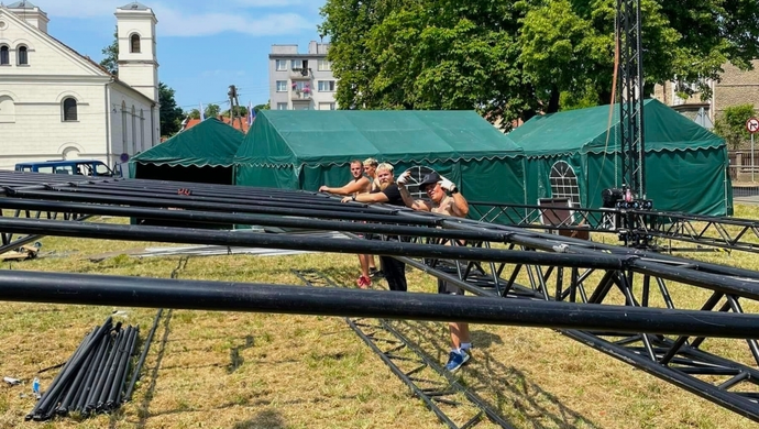 Na Placu Kosynierów trwa montaż sceny. Dni Wschowy już w piątek (FOTO)