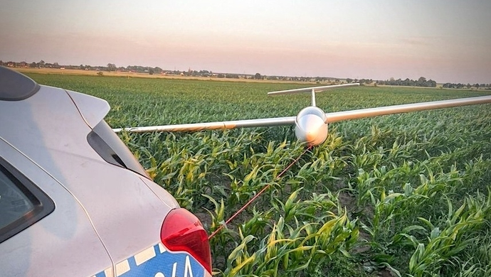 Nietypowe lądowanie pod Wschową. Pilotce szybowca z Poznania pomogli policjanci