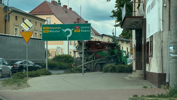 Wschowa. Tworzą się korki. Kierowcy muszą omijać betonowóz (FOTO)