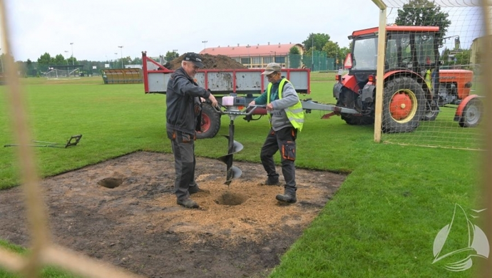 Sława. Poprawiają stan murawy na stadionie (FOTO)