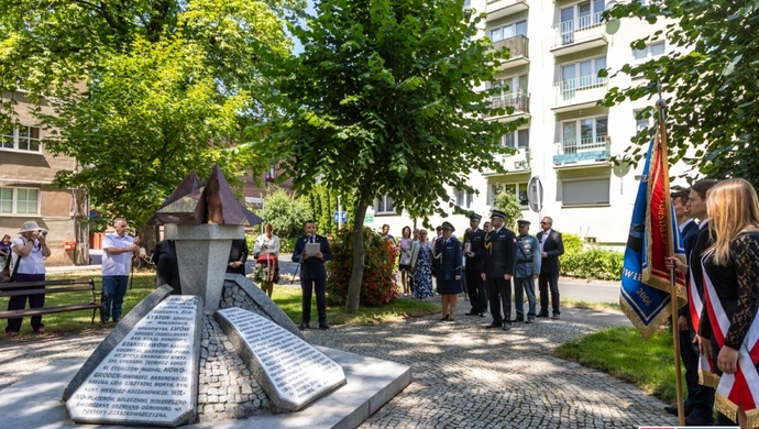 80. rocznica rzezi wołyńskiej. Przy Pomniku Kresowian we Wschowie upamiętnili ofiary ludobójstwa (FOTO)