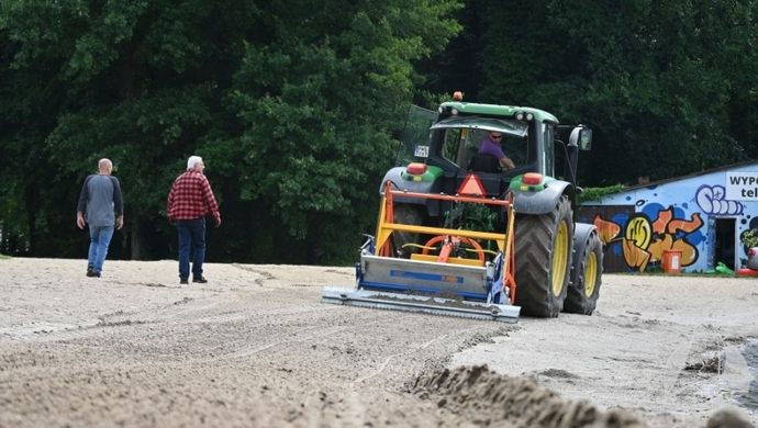 Sława. Trwa głębokie oczyszczanie plaż na terenie SCKiW (VIDEO)