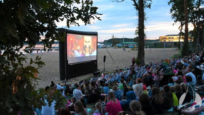 Kino na plaży z maratonem filmowym (FOTO)