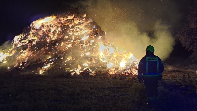 Krzepielów. Płonął 30 metrowy stóg słomy (FOTO)