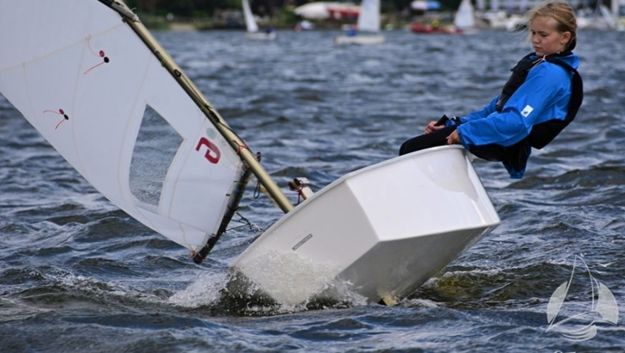 Żeglarskie zmagania na Jeziorze Sławskim (FOTO)