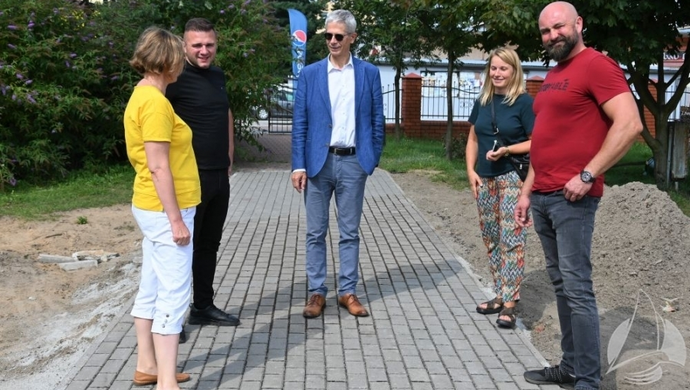 Nowy chodnik dla uczniów Szkoły Podstawowej w Sławie (FOTO)