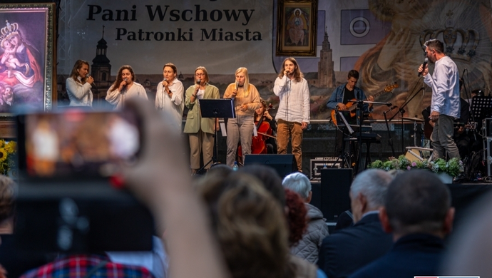 Wieczór Uwielbienia: Muzyka i modlitwa w klasztornym ogrodzie (FOTO)