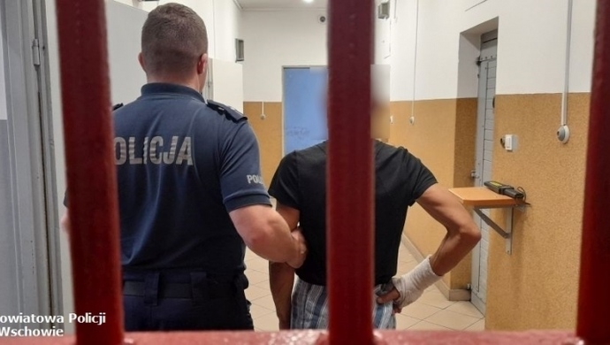 Sława. 57-latek próbował ukryć się w... jeziorze