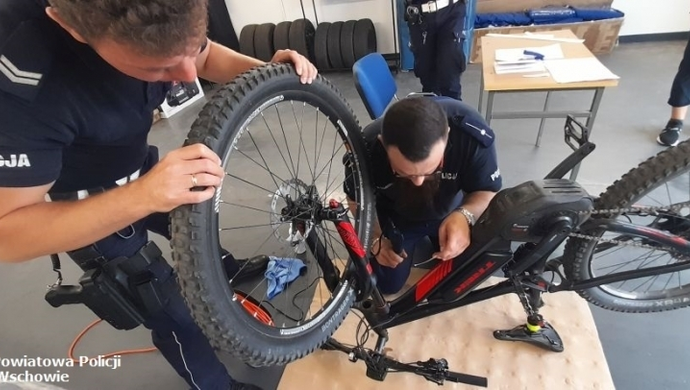 Wschowscy policjanci oznakowali kolejne rowery (FOTO)