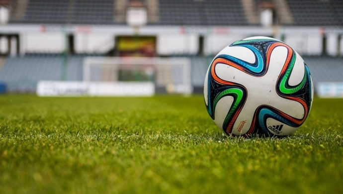 Zadaszone trybuny pomieszczą 300 widzów - nowy stadion w Sławie