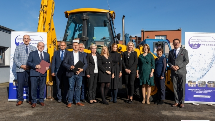 Konferencja prasowa pod siedzibą ZUW Wschowa ws. dofinansowania z Polskiego Ładu