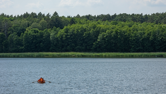 Trzy osoby znalazły się pod wodą. Interweniował patrol Społecznej Straży Rybackiej (VIDEO)