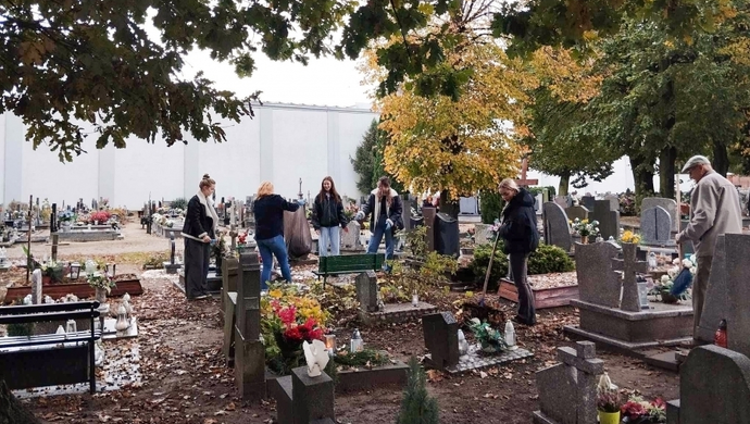 Młodzież z „Zana” posprzątała zapomniane groby. Akcję zainicjowało dwoje uczniów