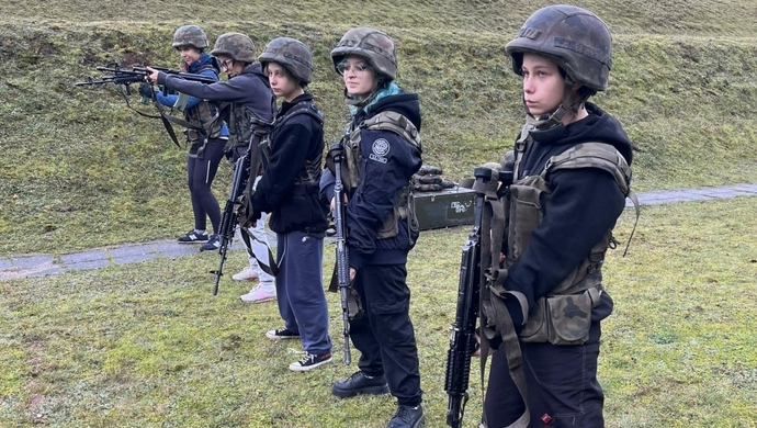 Rzut granatem, strzelanie, samoobrona - Hufiec Pracy we Wschowie trenował z wojskiem w Lesznie