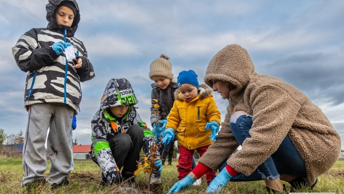 „Sadzimy, żyjemy” – uczniowie SOSW tworzą „eko ślad” na lata (VIDEO)