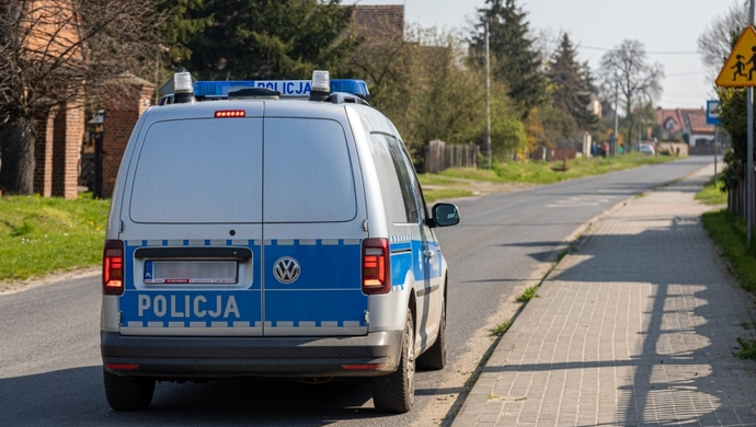 Wzmożone kontrole na drogach w powiecie. Policjanci przyglądają się kierowcom i pieszym