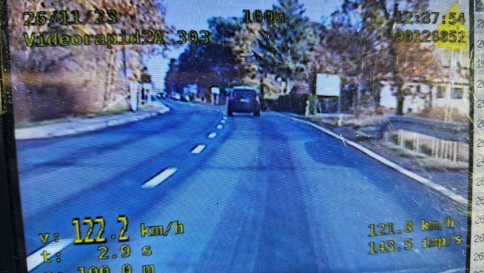 Kierowca BMW X3 pożegnał się z prawem jazdy. Przekroczył prędkość o 72 km/h