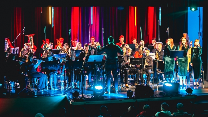 Orkiestra Maestoso zaprasza na Koncert Świąteczny w CKiR. Wystąpią Krzyżkowiak i Kuzimowicz