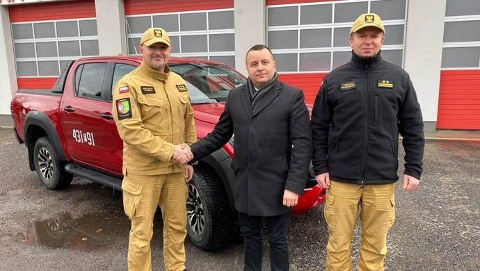 Strażacy ze Wschowy otrzymali nowy samochód. To Toyota z napędem 4x4