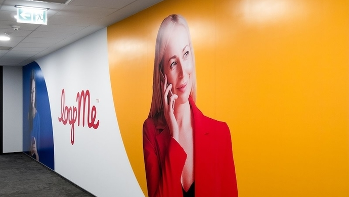 Twój brand z charakterem: indywidualne naklejki na zamówienie dla twojej firmy