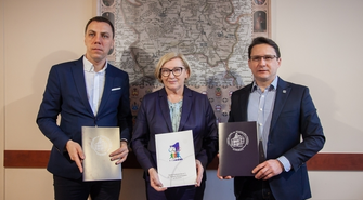 Szkoły i Stowarzyszenie Huta Pieniacka podpisują porozumienie