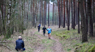- pobiegnij i pomóż Damianowi