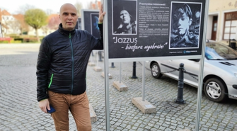 Przed wschowskim ratuszem można podziwiać prace Przemysława Adamowskiego