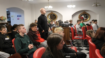 W Bibliotece odkrywali tajniki dzikiej przyrody: Spotkanie z Piotrem Dziełakowskim