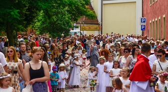 Boże Ciało Wschowa 2023. Setki wiernych przeszło ulicami w procesji (FOTO)