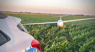 Nietypowe lądowanie pod Wschową. Pilotce szybowca z Poznania pomogli policjanci