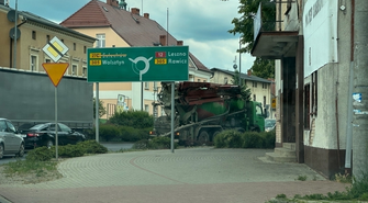 Wschowa. Tworzą się korki. Kierowcy muszą omijać betonowóz (FOTO)