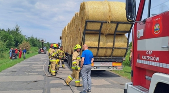 Ciepielówek. Zapalił się samochód ciężarowy przewożący bele słomy (FOTO)