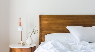 Jaki materiał pościeli wybrać na różne pory roku?