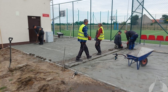 Nowa kostka przy szkole w Łupicach (FOTO)