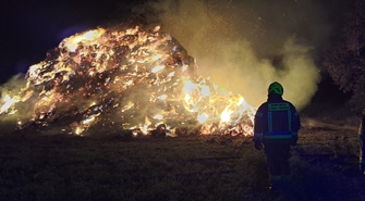 Krzepielów. Płonął 30 metrowy stóg słomy (FOTO)