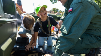 Wojskowi opanowali Park Górczyński. Piknik wojskowy w Szlichtyngowej (FOTO)