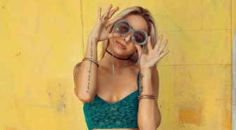 Stylizacje ze złotą biżuterią — o czym musisz pamiętać?