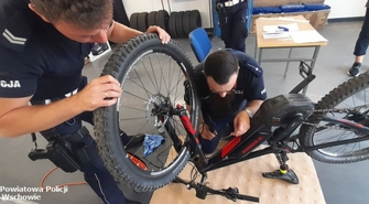 Wschowscy policjanci oznakowali kolejne rowery (FOTO)