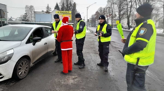 Wschowskie ulice patrolował Święty Mikołaj. Zamiast mandatów rozdawał upominki