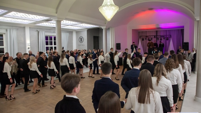 I LO Wschowa znów zaskakuje. Szkoła organizuje „Studniówkowy savoir-vivre” dla maturzystów