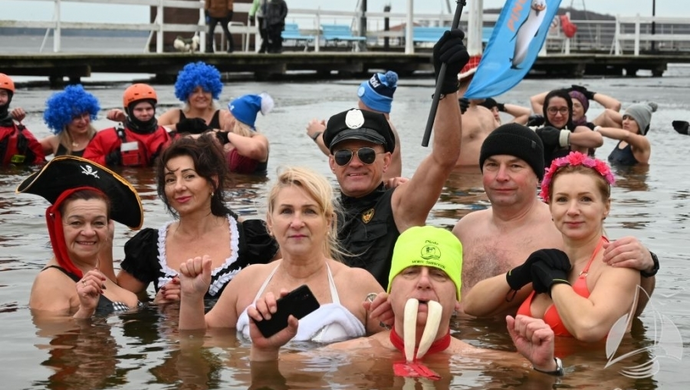 W Sławie odbył się VI Zlot Morsów. Ponad 200 osób weszło do lodowatej wody dla Nikosia (FOTO)