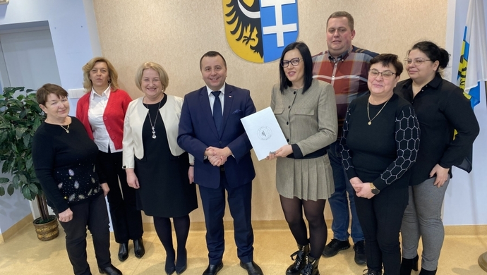 Nowy chodnik w Kowalewie. Starosta Bielawski podpisał umowę
