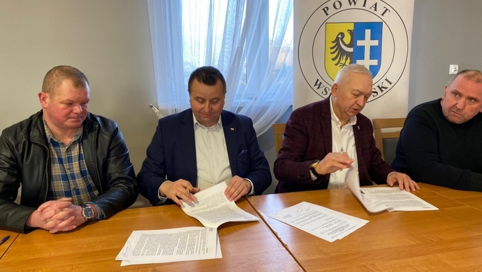 Powiat Wschowski wyremontuje chodnik w Starym Strączu. Właśnie podpisano umowę