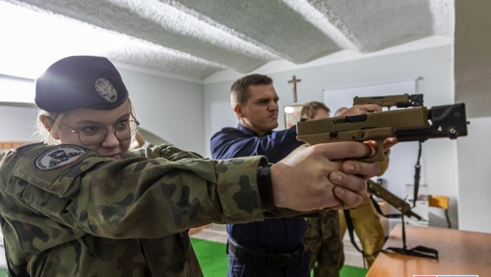 W „Staszicu” funkcjonuje wirtualna strzelnica. Postrzelać może w niej każdy (HARMONOGRAM)
