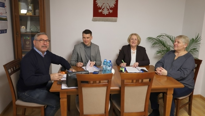 Wkrótce nową drogą do przysiółka Puszcza. Burmistrz Wielgus podpisała umowę na remont