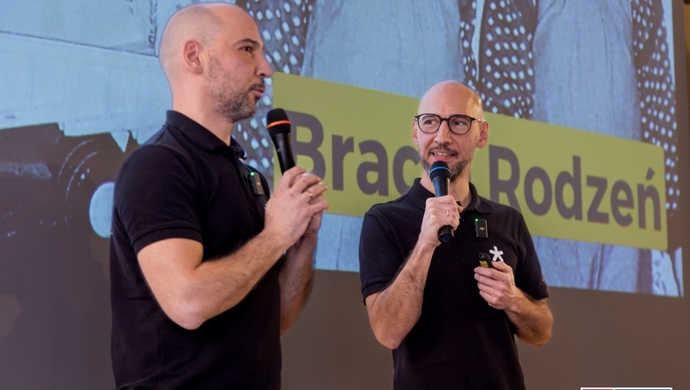 Bracia Rodzeń przyjechali do Wschowy. Pełna sala słuchała, jak wycofać choroby metaboliczne i pięknie żyć (VIDEO)